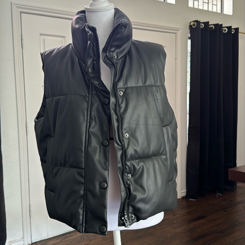 Ailoquing Vegan Leather Puffer Vest, S